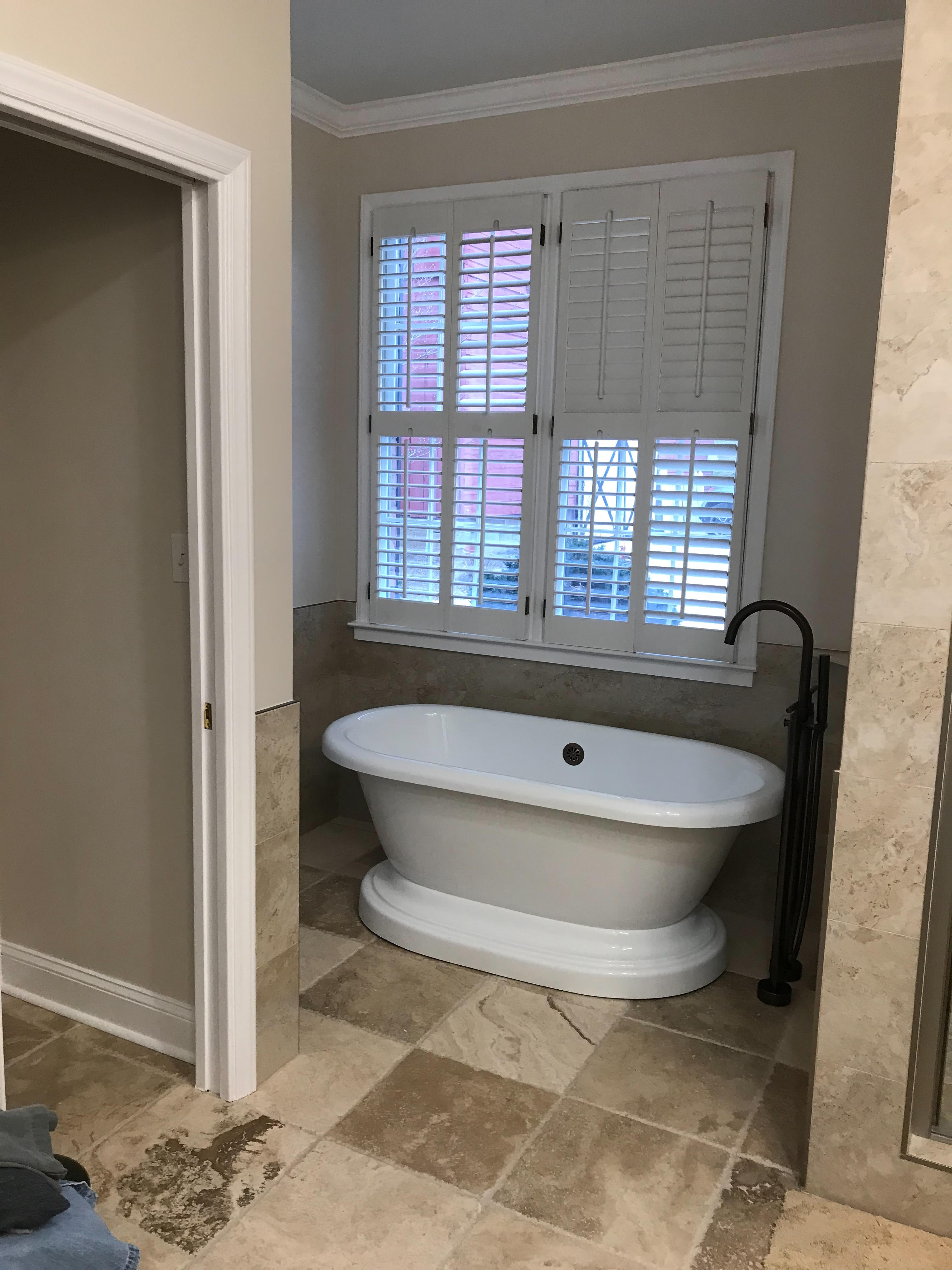 New modern stand alone bathtub